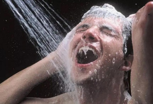 夢見洗涼水澡 做夢夢見洗涼水澡是什么預(yù)兆 夢見洗涼水澡好不好